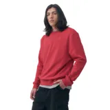 Buzo rojo de corte clásico con logo de la marca bordado en el pecho.