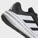 Championes de running Adidas modelo Questar 3, color negro con las tres tiras características en blanco. Presentan una parte superior de malla ligera y transpirable, mediasuela con tecnología Bounce 2.0 para una amortiguación receptiva y suela de caucho para mayor tracción.