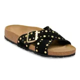 Sandalias Birkenstock modelo Siena Rivet, color negro, con diseño de tiras cruzadas de gamuza decoradas con tachas doradas y una hebilla metálica grande ajustable. Presentan una plantilla anatómica de corcho y una suela estriada.