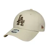 Gorra New Era modelo 9Forty de color beige con diseño estructurado, visera curva y tira ajustable en la parte trasera. Cuenta con el logotipo de los Los Angeles Dodgers bordado en el frente con estampado animal print tipo leopardo y el flag de New Era bordado en el lateral.