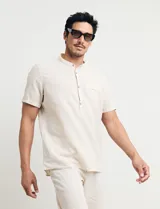 Camisa de manga corta con cuello mao y cierre frontal parcial con botones de coco. Confeccionada en una mezcla de lino y algodón.