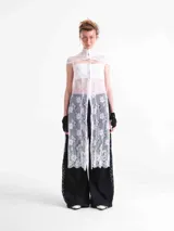 Vestido largo de encaje blanco con diseño de inspiración japonesa, cuello alto, abertura frontal y mangas cortas.