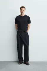 Camiseta de punto de corte regular, confeccionada en una mezcla de viscosa. Presenta cuello redondo y mangas cortas con acabados en rib.