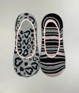 Pack de dos pares de medias tipo ballerina, un par gris con estampado de corazones negros y otro par a rayas horizontales negras, grises y rosa pálido.