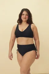 Bombacha de bikini de tiro alto color negro, con laterales fruncidos ajustables mediante cordones.