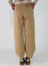 Pantalon de gabardina color beige, de corte holgado y estilo cargo con costuras reforzadas en el ruedo.