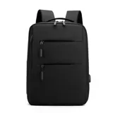 Mochila urbana de diseño minimalista en color negro, confeccionada en tela tafeta. Cuenta con compartimento principal con cierre, dos bolsillos frontales con cierre, correas acolchadas ajustables y división interna para notebook.