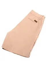Bermuda color beige con bolsillos traseros y etiqueta de cuero.