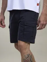 Bermuda cargo color negro en tejido twill con elastano, de calce cómodo con bolsillos laterales y efecto wash look.