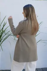 Saco tipo cárdigan abierto de punto fino en color verde oliva, con mangas largas y bolsillos frontales aplicados.