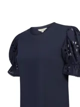 Remera de algodón color azul marino, de corte regular con cuello redondo y mangas cortas abullonadas con detalles de broderie.