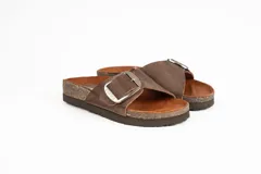 Sandalia marrón de cuero con hebilla metálica plateada y plantilla de cuero.