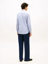 Camisa de corte regular confeccionada en puro algodón Oxford celeste, con cuello abotonado, cierre frontal de botones y logo bordado en el pecho.