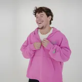 Canguro rosa con capucha, cierre frontal parcial, bolsillo canguro y estampado frontal con el texto "PULAU DESIGN DEPT".