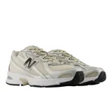 Championes New Balance 740 de color beige, con parte superior de malla transpirable, superposiciones sintéticas, el logotipo 'N' en negro en el lateral y entresuela ABZORB amortiguada.