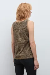 Musculosa de escote redondo a la base con estampado animal print en tonos tostado y negro.