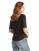 Remera básica de cuello redondo y manga corta, con ruedo redondeado. Confeccionada en tejido de viscosa con elastano.