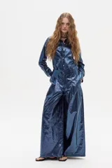 Pantalón culotte azul metalizado de lino, tiro alto y corte ancho.