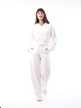 Campera tipo hoodie cropped de color azul marino, con cierre frontal completo, capucha y mangas largas con puños elásticos.