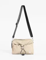 Bandolera color beige, confeccionada en material impermeable. Cuenta con doble cierre en el compartimento principal, un bolsillo frontal con cierre y cordón ajustable con stopper, y una correa larga regulable en color negro.
