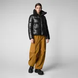 Campera puffer negra de nylon con cuello alto y cierre bidireccional.