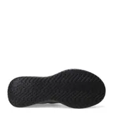 Championes deportivos Umbro tipo slip-on, color negro, confeccionados en tejido de punto transpirable con suela de goma texturizada y logo de la marca en el lateral.