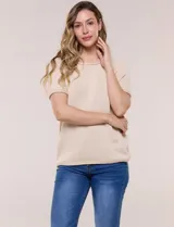 Buzo tejido de punto jersey de algodón color beige, de diseño relajado, escote redondo amplio y mangas cortas raglán.