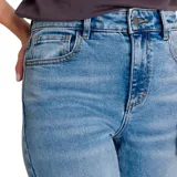 Jeans de corte recto y tiro alto, confeccionados en denim con lavado desgastado. Presentan diseño clásico de cinco bolsillos, cierre con cremallera y detalles de marca en remaches y parches traseros.