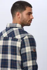 Campera tipo leñadora de viyela a cuadros, con interior forrado en corderito para mayor abrigo. Presenta cierre frontal con botones, cuello clásico y dos bolsillos frontales con solapa y botón.