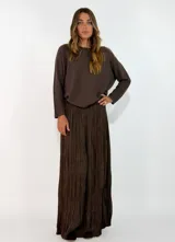 Pollera larga de corte amplio con diseño plisado y estampado abstracto en tonos beige y gris. Presenta cintura elástica para un ajuste cómodo.