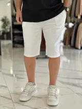 Bermuda deportiva de corte baggy y estilo jogging, en color beige, con bolsillos laterales y cintura elástica.