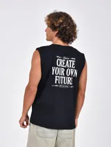 Musculosa sin mangas color azul, con cuello redondo y estampado frontal con texto en negro.