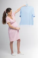 Camisón maternal color verde claro, confeccionado en algodón con escote en V cruzado y detalle de puntilla elastizada. Tiene mangas cortas con terminación de puntilla y frunces debajo del busto para mayor amplitud.