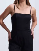 Mono largo negro de crepe con escote recto y breteles finos. Cierre invisible en la espalda.