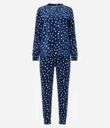 Pijama largo de plush color azul marino con estampado de lunares blancos, compuesto por una blusa de manga larga con cuello redondo y un pantalón con cintura elástica.