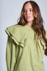Camisa color crema con doble cuello Claudine con volado y puños Oxford.