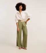 Pantalón wide leg de tiro alto color verde militar, confeccionado en mezcla de viscosa y lino, con pliegues frontales y trabillas en la cintura. Incluye un cinturón de rafia sintética con hebilla redonda.