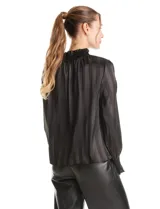 Blusa de satén negro con diseño de rayas verticales tono sobre tono. Presenta cuello alto con detalle de fruncido tipo smock, mangas largas con puños elásticos y terminación con volado.