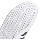 Championes urbanos Adidas modelo Barreda, de diseño inspirado en el tenis con puntera en T. Presentan una combinación de cuero sintético blanco con refuerzos de gamuza gris en la puntera y las icónicas tres tiras laterales en negro. Cuentan con suela cupsole de goma y cierre mediante cordones.
