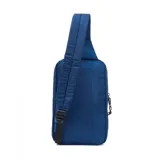 Riñonera unisex Caterpillar Ajo Peak Sling Bag color azul marino. Diseño tipo bandolera con correa ajustable, bolsillo frontal con solapa, compartimento principal con cremallera y bolsillo interior. Logotipo reflectante y detalles reflectantes en la correa. Volumen de 4 litros.