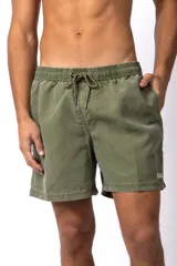 Short de baño color verde oliva con efecto desgastado, cintura elástica con cordón ajustable, bolsillos laterales y etiqueta pequeña en el ruedo.
