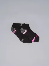 Pack de tres pares de medias cortas negras con logo de Calvin Klein en el tobillo y detalles en gris y fucsia.