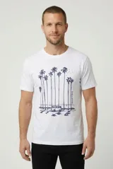 Remera blanca de manga corta y cuello redondo, con estampa frontal en tono azul que ilustra palmeras y una camioneta tipo combi.