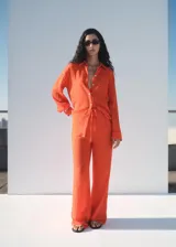 Pantalon de tiro medio con diseño recto y largo, confeccionado en tejido con efecto crinkle o arrugado. Cuenta con cintura elástica con cordón ajustable y forro interior.