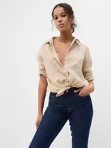 Jean de corte slim y tiro medio, en color azul oscuro con costuras en contraste. Presenta un diseño clásico de cinco bolsillos con cierre de botón y cremallera.