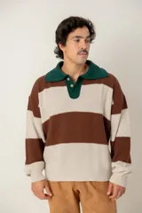 Buzo tejido de punto con diseño a rayas horizontales anchas en color marrón y beige. Presenta un cuello polo en color verde oscuro con cierre frontal de dos botones, mangas largas con puños elásticos y un corte boxy fit.