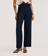 Pantalón de vestir azul marino, de corte recto y cintura alta, con frisos verticales y bolsillos falsos delanteros.