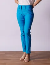 Pantalón negro de gabardina elastizada marca Tahari, corte slim, con pretina con pasadores, cierre y broche interno. Delantera y trasera con bolsillos.