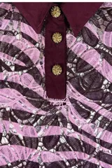 Camisa de poliéster con estampado de cebra en tonos burdeos y rosa, de corte recto con botones en la parte superior y solapa.