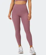 Calza deportiva Fabletics modelo PureLuxe Oasis de tiro alto y largo 7/8, en color malva, con bolsillos laterales de fácil acceso.